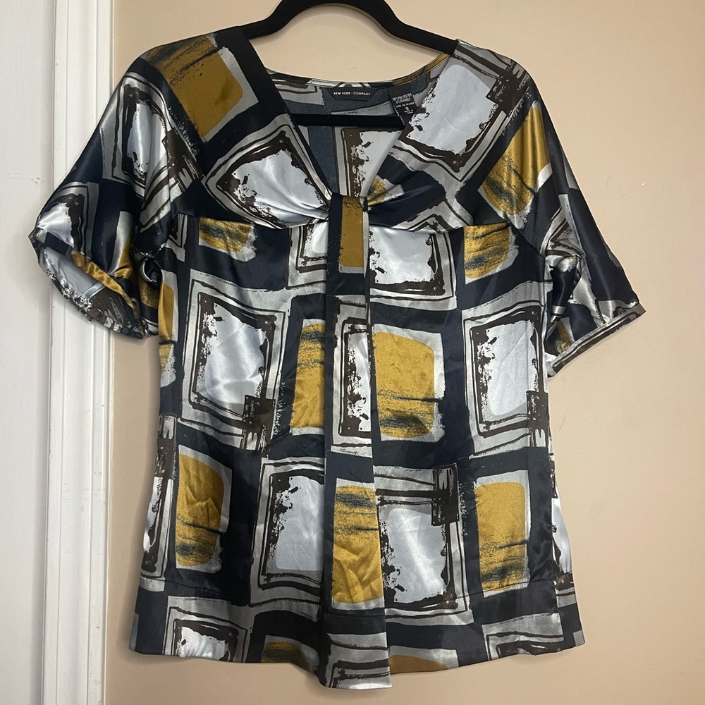 New York & Company Black Gold Gray Geometric short sleeve top blouse shirt NWT
